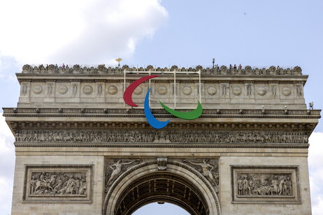 Parigi 2024, il logo delle paralimpiadi sull'Arc de Triomphe