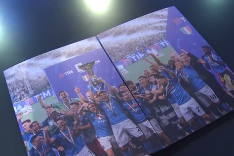 Poste Italiane, il folder del Napoli Campione d’Italia in vetta alla classifica della Filatelia