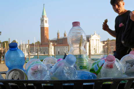 VENEZIA, OVERTOURISM FA TRABOCCARE CESTINI PLASTICA