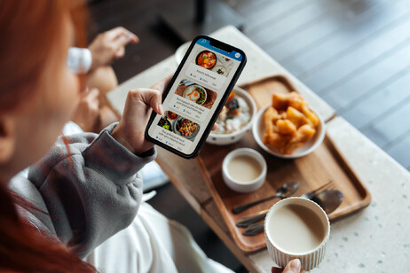 Usando app per ordinare cibo in viaggio foto  iStock.