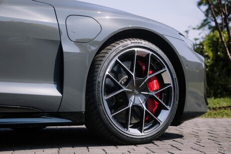 Audi e-tron GT calza pneumatici Bridgestone Potenza Sport A