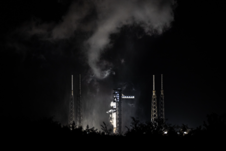 L'accensione dei motori del razzo Falcon 9 di SpaceX durante le prove generali del lancio (fonte: Adam Bernstein/Spaceflight Now)