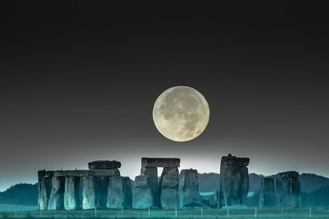 La Luna piena su Stonehenge (fonte: jeffwelch25 d Flickr CC BY 2.0)