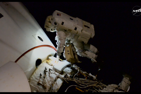 Un momento della prima passeggiata spaziale del 2025 (fonte: NASA)