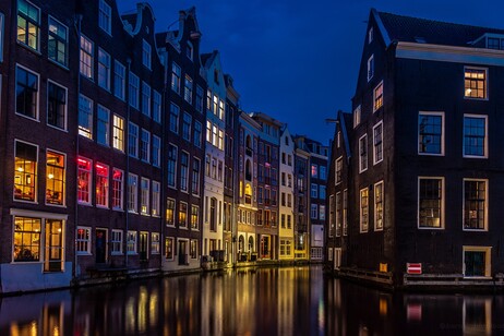 Uno scorcio di Amsterdam di notte (fonte; Bernardo Ferreria da Pixabay)