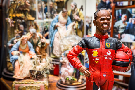 F1: Hamilton in tuta Ferrari anche sul presepe napoletano