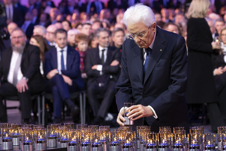 Mattarella, accende una candela alla cerimonia per gli 80 anni dalla liberazione del campo