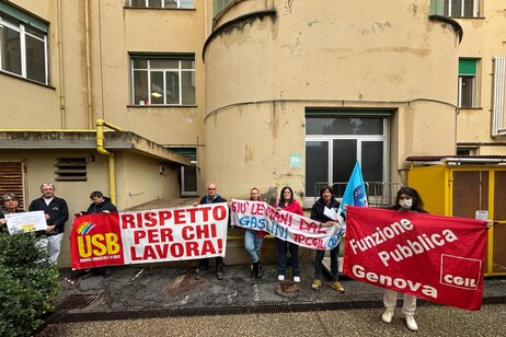 Protesta lavoratori al Gaslini contro la chiusura della mensa