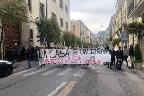 Manifestazione per emergenza abitativa a Cosenza