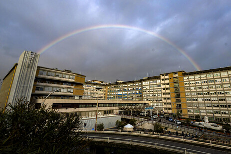 L'arcobaleno sopra al policlinico Gemelli