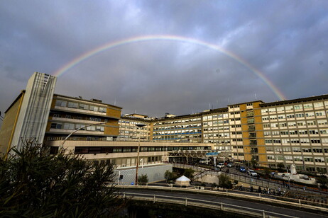 Un arcobaleno incornicia il cielo del Gemelli - Foto di Massimo Percossi