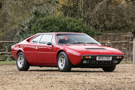 Una rara Ferrari Dino 308 GT4 venduta all'asta in UK