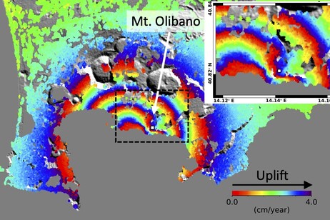 Gli sciami sismici sono localizzati in un’area anomala,&nbsp;in corrispondenza del Monte Olibano (fonte: Giudicepietro et al, Nature Communications, 2025)