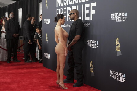 Red Carpet - 67th Annual Grammy Awards - il nude look di Bianca Censori e Kanye West