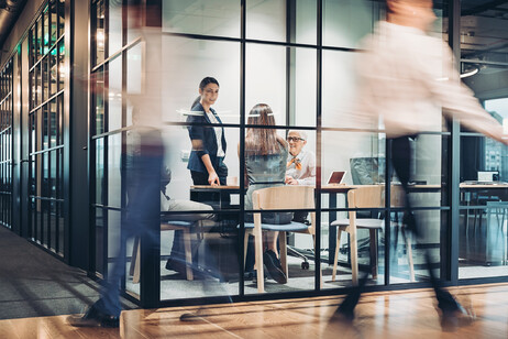 Lavoratori in un ufficio foto iStock.