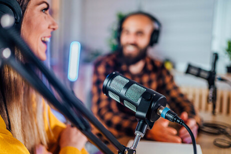 Due persone realizzano un podcast. foto iStock.