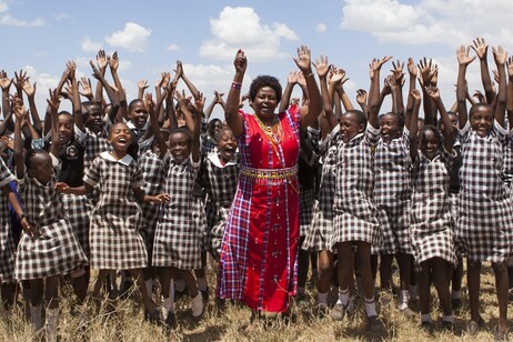 Una donna e giovani in Kenya