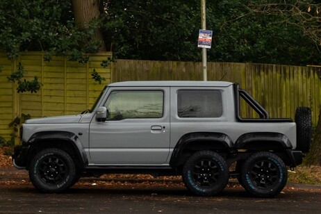 Una versione di Suzuki Jimny a sei ruote va all'asta in UK