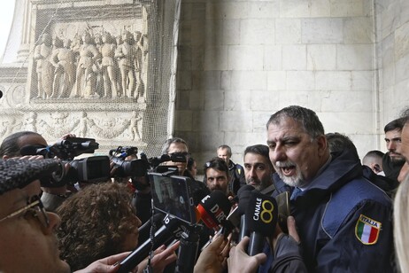 Protesta a Napoli sul bradisismo, 'non vogliamo contare i morti'