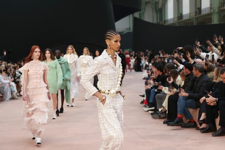 Moda, a Parigi sfila il pret-a-porter autunno/inverno di Chanel