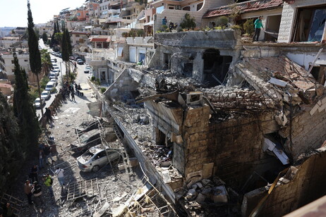 L'abitazione del segretario generale della Jihad Islamica colpita da un raid israeliano a Damasco
