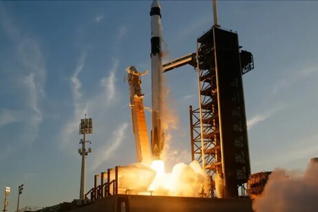 Il lancio della navetta Crew Dragon Endeavour per la missione Crew 10 (fonte: NASA)