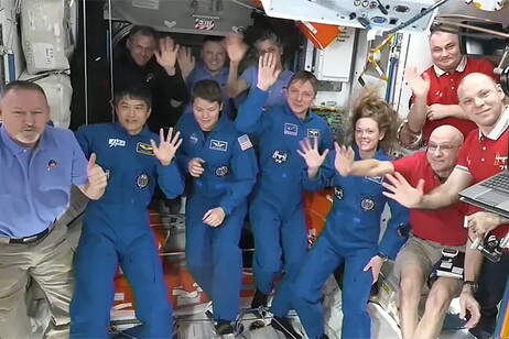 L'equipaggio della missione Crew 10 (con la tuta azzurra) suito dopo l'arrivo a bordo della Stazione Spaziale Internazionale (fonte: NASA Live)