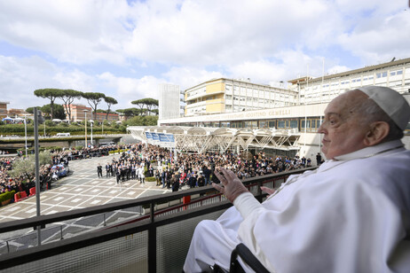 Il Papa si affaccia dal Gemelli