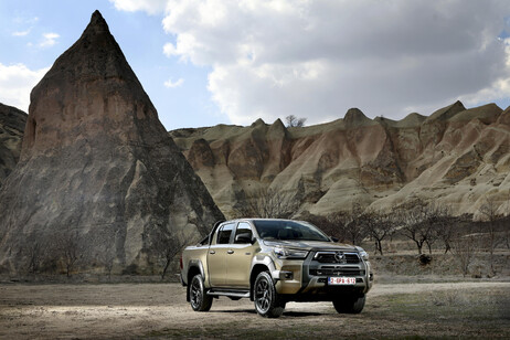 Toyota Hilux Hybrid 48 V e GR Sport II