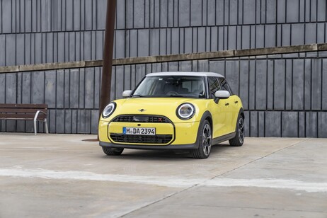 Mini Cooper S 5 porte, nuove foto ufficiali