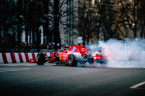 Ferrari-show a Milano, duetto Mondiale Leclerc-Hamilton