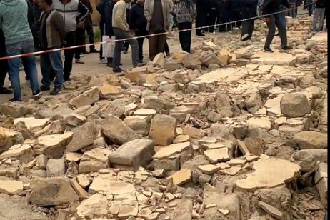 Il muro crollato della scuola secondaria di Mezzouna