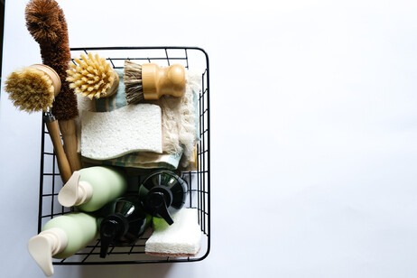 Spugne e spazzole senza microplastiche foto iStock.