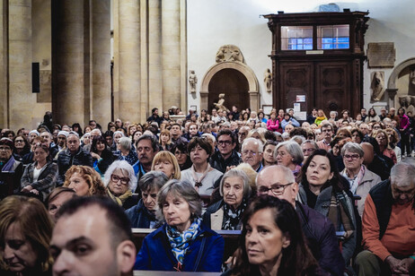 Papa: centinaia a Torino per la veglia nel Duomo