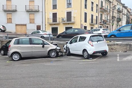 Auto travolge i manifestanti per il 25 aprile a Lanciano, un morto