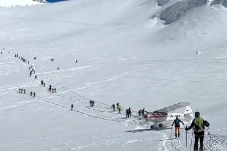 Aereo da turismo sfiora scialpinisti sul Monte Rosa. Frame del video di Luca Calzone