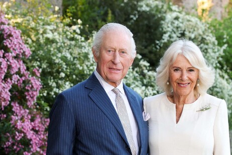 I reali britannici Carlo e Camilla in visita a Roma, la foto a villa Wolkonsky