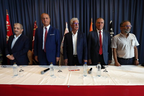 Issam Chebbi e Ghazi Chaouachi (2/o e 4/o da sinistra) in foto d'archivio di leader dell'opposizione