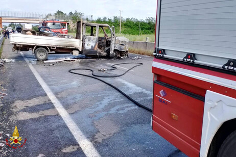 Fallito assalto ad un portavalori nel Barese, auto in fiamme.