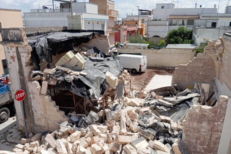 Crolla palazzina in Salento, ha ceduto il soffitto in pietra
