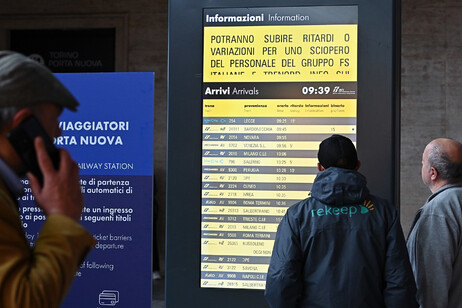 Sciopero treni, disagi alla stazione Porta Nuova di Torino