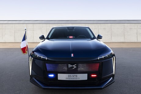 DS N°8 è l'auto presidenziale della Repubblica Francese