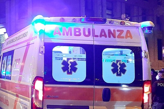 Alle Poste in ambulanza per incassare il reddito d'inclusione