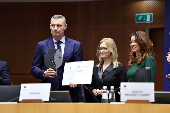 Il sindaco di Kiev Vitali Klitschko riceve il premio Pawel Adamowicz del Comitato delle regioni