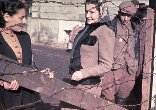 Kutno (distretto del Wartheland), 1940: ebrei fotografati dietro al recinto in legno e filo spinato  del ghetto. Fotografo: Hugo Jaeger Timepix/Time Life Pictures/Getty Images © ANSA