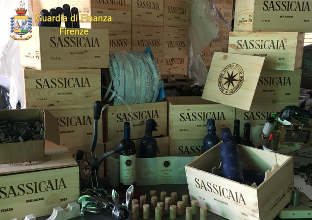 Falso vino 'Doc Bolgheri Sassicaia', 2 arresti e 11 indagati  (foto: Ansa)