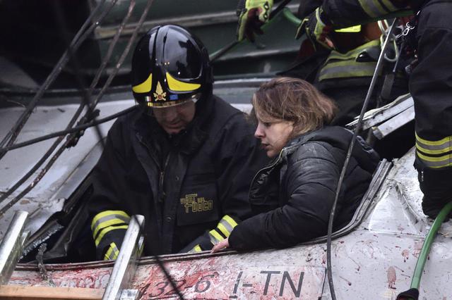 I soccorsi dopo l'incidente al treno © Ansa