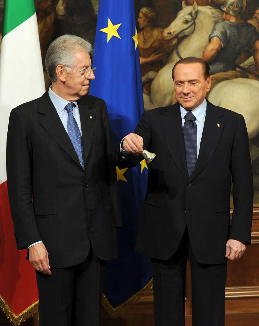 Passaggio di consegne a Palazzo Chigi fra il presidente del consiglio uscente, Silvio Berlusconi, e l'entrante, Mario Monti. E' il 16 novembre 2011. Il PdL appoggia il governo del professore