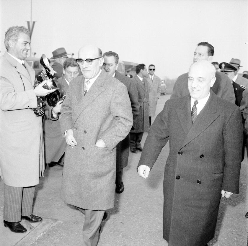 Inaugurazione del tratto appenninico dell'Autostrada del Sole. Il presidente del Consiglio Amintore Fanfani e, dietro, seminascosto, il ministro dei Lavori Pubblici Benigno Zaccagnini. 1 dicembre 1960. ANSA