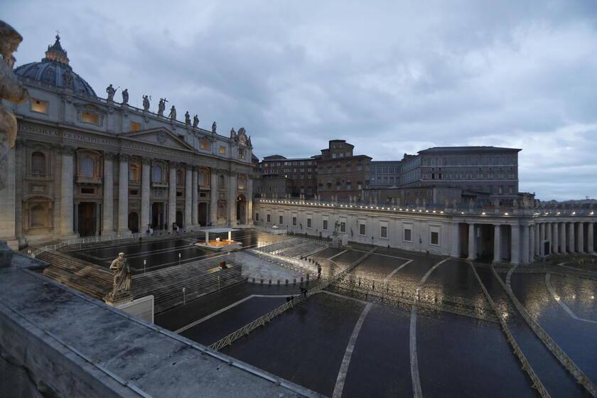 Papa Francesco in una piazza San Pietro vuota il 27 marzo del 2020  ANSA/ REUTERS/ YARA NARDI/ POOL